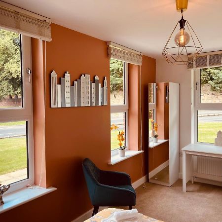 Cheerful 2-Bed Townhouse In Wakefield With Parking Villa Exterior photo