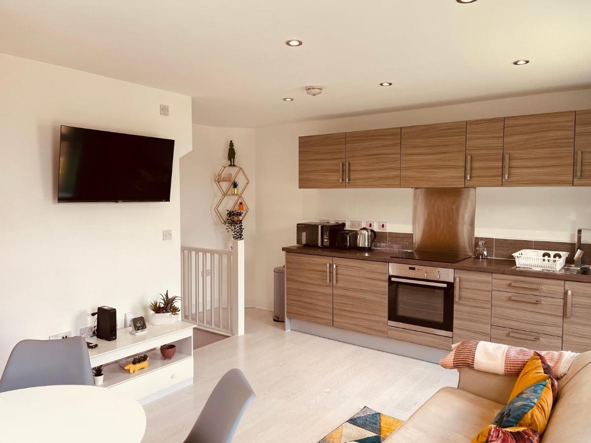Cheerful 2-Bed Townhouse In Wakefield With Parking Villa Exterior photo