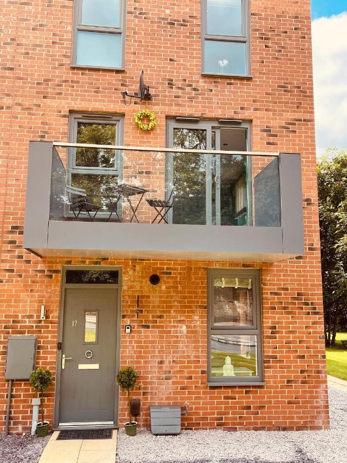 Cheerful 2-Bed Townhouse In Wakefield With Parking Villa Exterior photo